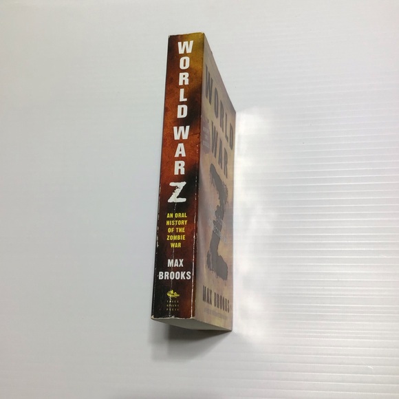 World War Z paperback Max Brooks 1st mass market edition with metallic cover - Picture 2 of 5